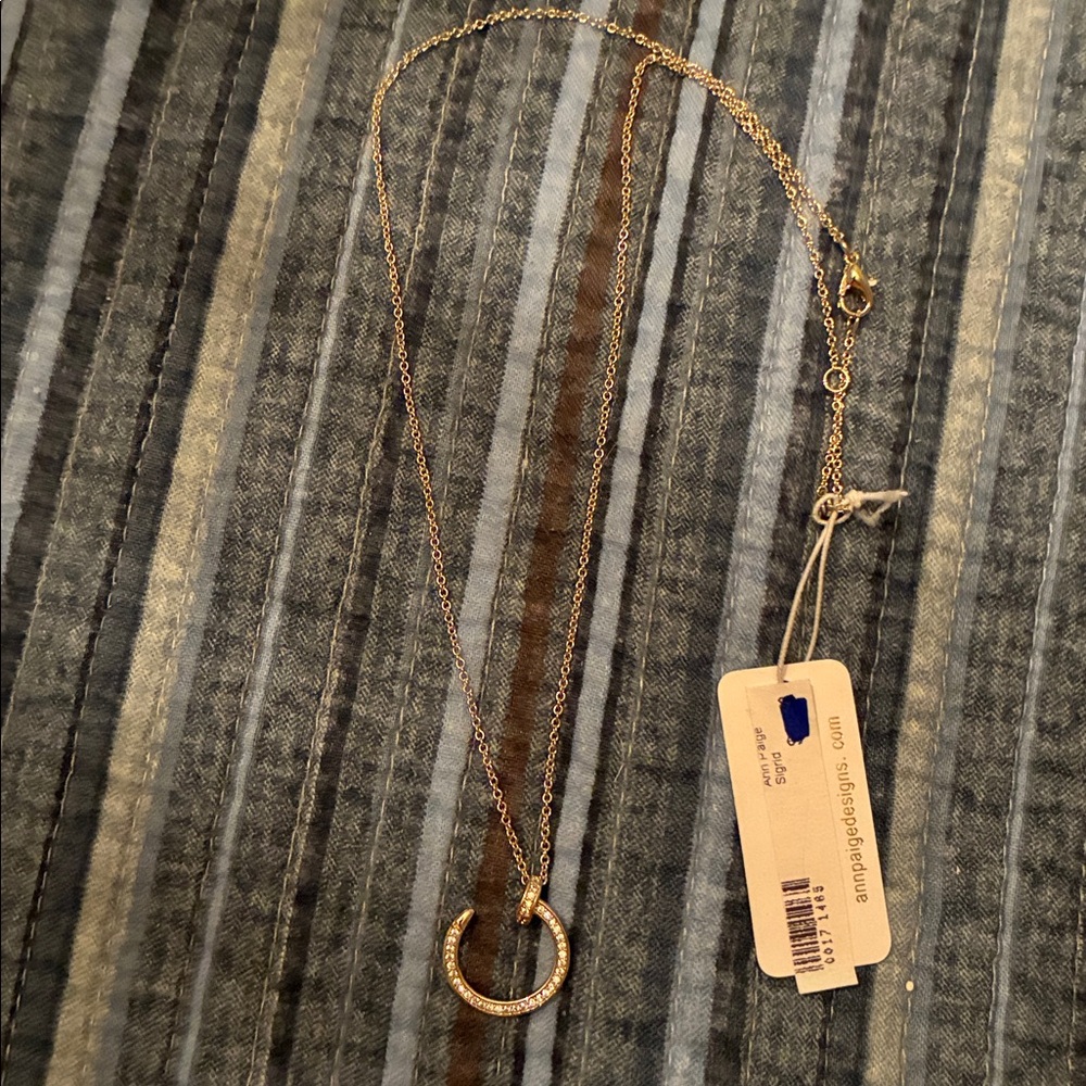 Elegant Gold horse shoe Pendant Necklace - Picture 2 of 3